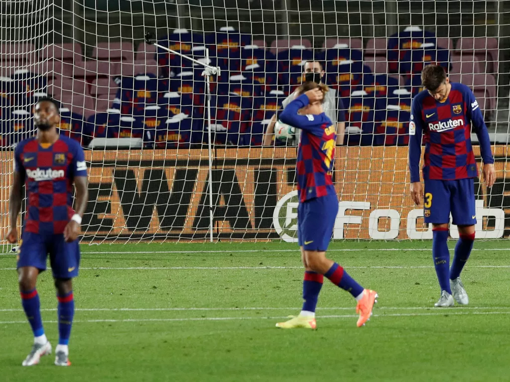 Ekspresi pemain Barcelona setelah hanya bermain imbang melawan Atletico Madrid. (REUTERS/Albert Gea)