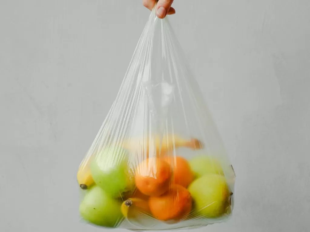 Ilustrasi penggunaan kantong plastik. (Pexels/Anna Shvets)