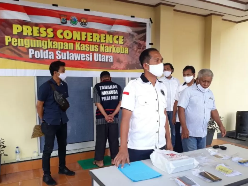 Wadir Resnarkoba Polda Sulut Raswin Sirat saat memberikan keterangan pers penangkapan oknum anggota DPRD Bolaang Mongondow Utara diduga miliki narkotika sabu-sabu. (ANTARA)