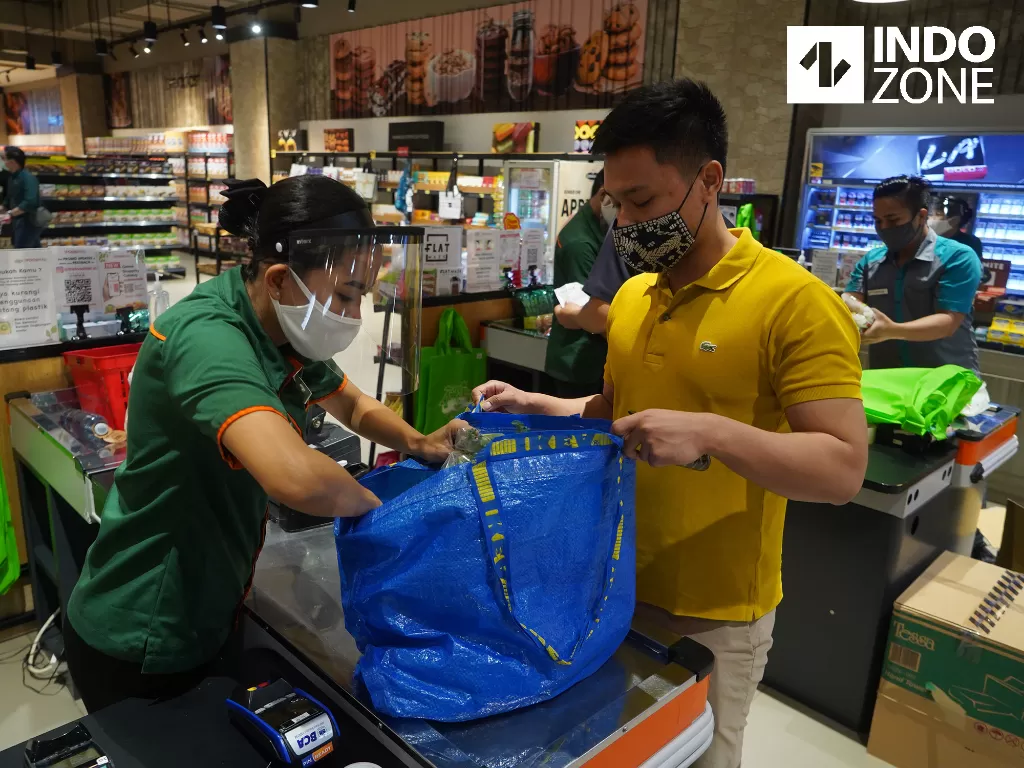 Pengunjung berbelanja dengan kantong belanja ramah lingkungan di salah satu pusat perbelanjaan di Jakarta Pusat, Rabu (1/7/2020). (INDOZONE/Arya Manggala) 	