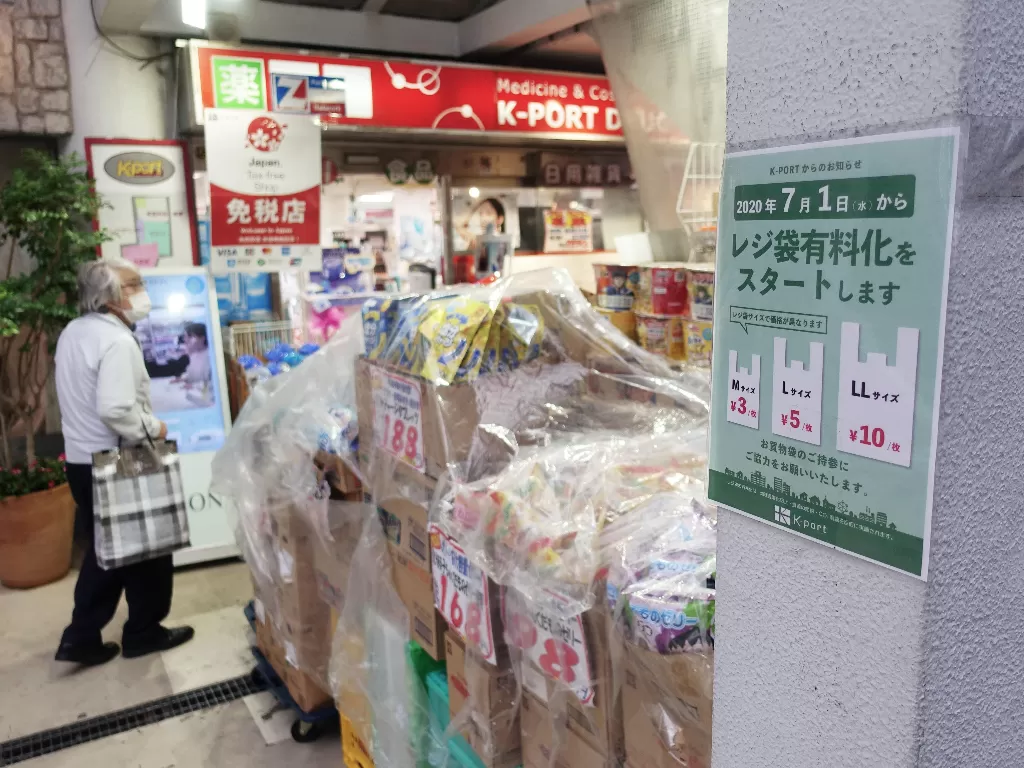 Sebuah pemberitahuan yang menyerukan para pelanggan untuk membawa tas belanjaan sendiri terlihat di sebuah toko di Tokyo, Jepang, pada 1 Juli 2020. (Xinhua/Du Xiaoyi)
