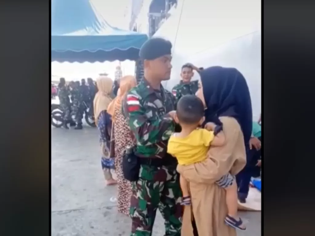 Momen mengharukan prajurit TNI tinggalkan anak istri untuk dinas (Tiktok)