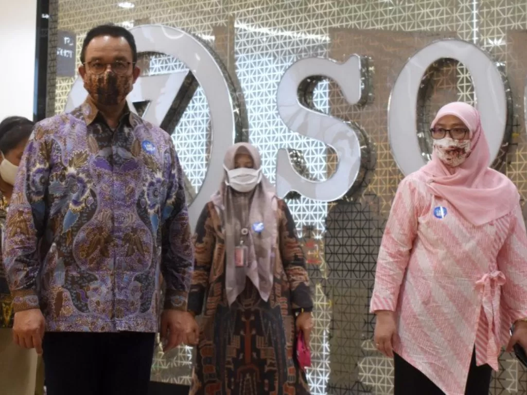 Gubernur DKI Jakarta Anies Baswedan saat mengunjungi salah satu pusat perbelanjaan di Jakarta Utara, Kamis (11/6/2020). (photo/ANTARA/Fauzi Lamboka)