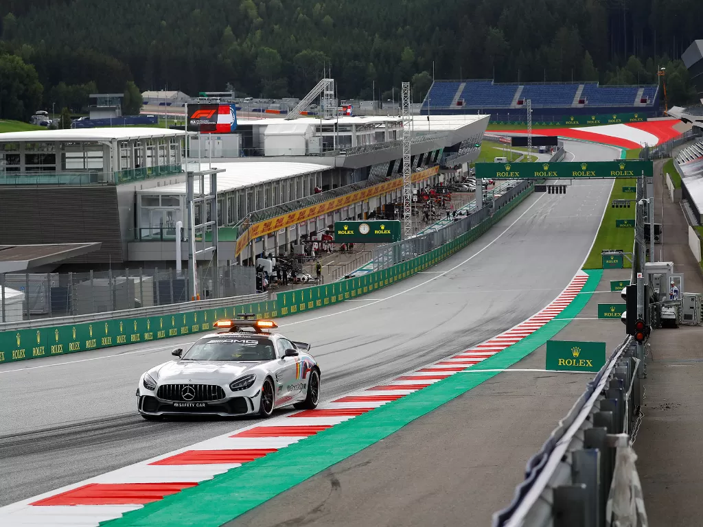 Safety car melintas di lintasan balap Formula 1 di Spielberg, Austria, 2 Juli 2020. (REUTERS/Leonhard Foeger)
