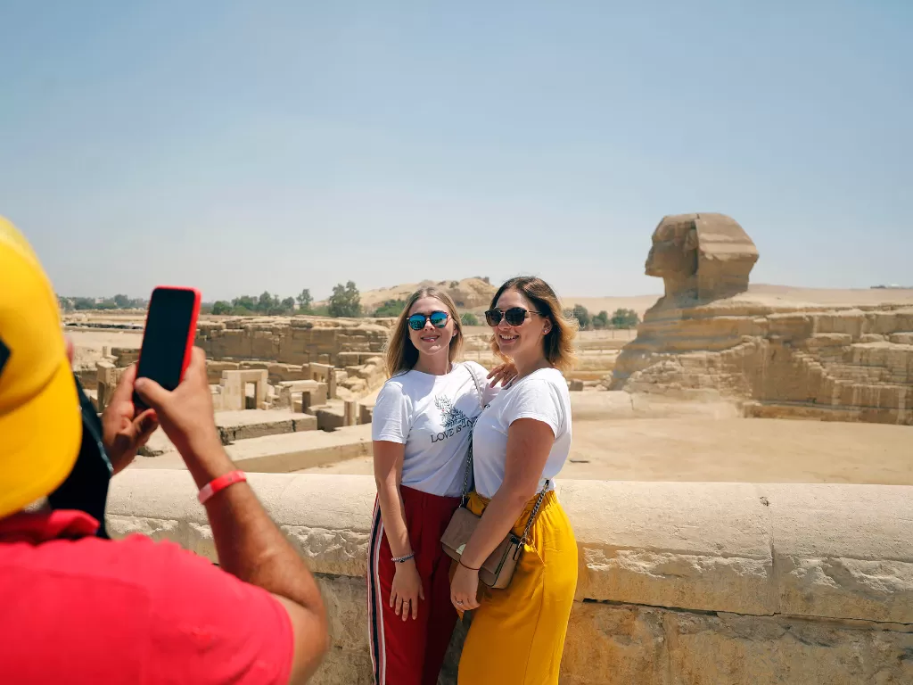 Sejumlah wisatawan berfoto di dekat Sfinks di Giza, Mesir, pada 1 Juli 2020. (Xinhua/Ahmed Gomaa)