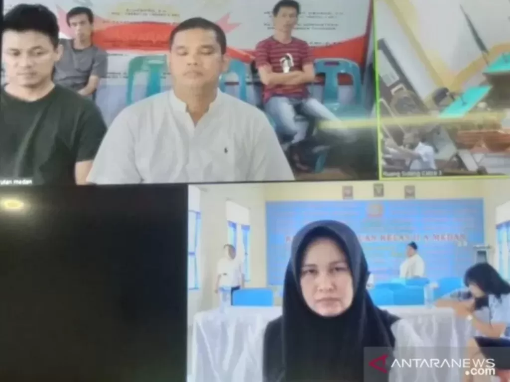 Terdakwa Zuraida Hanum (41) menyampaikan pleidoi (pembelaan) secara virtual pada sidang di PN Medan. (ANTARA/Munawar)