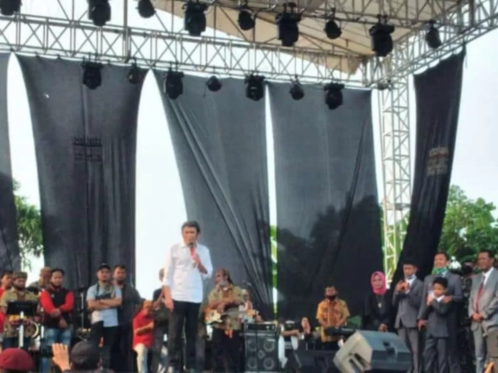 Rhoma Irama saat menyumbangkan beberapa lagu di acara khitanan warga Bogor. (Istimewa)