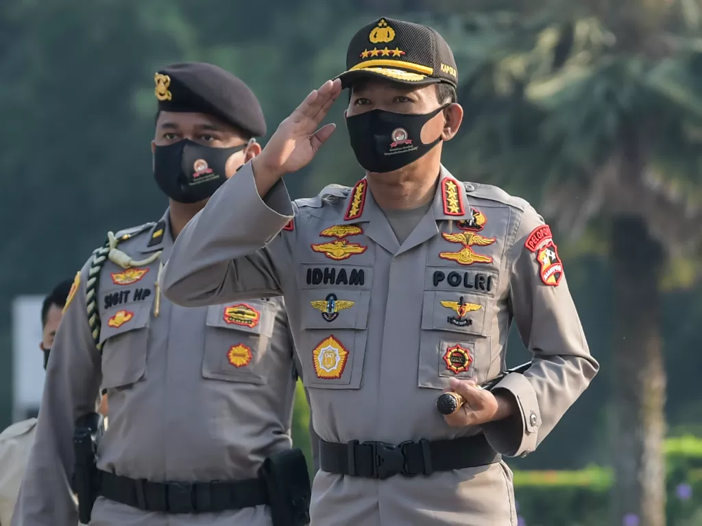 Kapolri Jenderal Pol Idham Azis (kanan) tiba untuk mengikuti Upacara Ziarah Makam dan Tabur Bunga di Taman Makam Pahlawan Nasional Utama (TMPNU) Kalibata, Jakarta, Senin (29/6/2020). (ANTARA FOTO/Galih Pradipta)