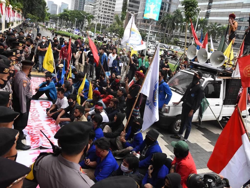  Massa yang tergabung dalam Gerakan Mahasiswa Jakarta Bersatu melakukan aksi unjuk rasa di depan gedung Kementerian Pendidikan dan Kebudayaan, Jakarta, Kamis (2/7/2020). (ANTARA FOTO/Indrianto Eko Suwarso)