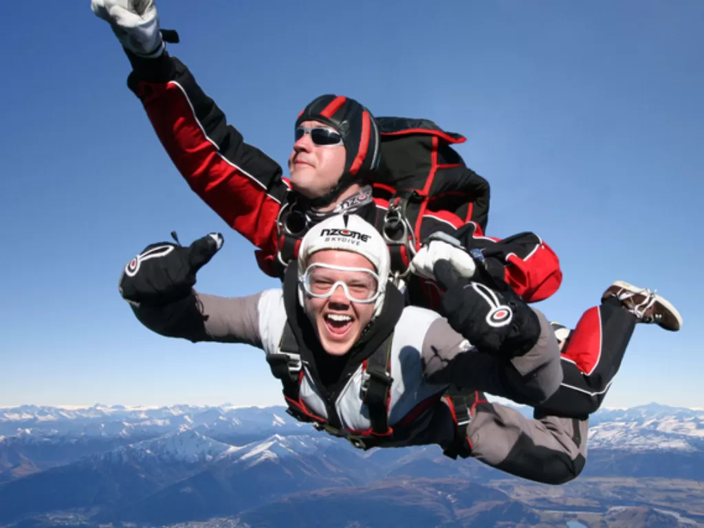 Ilustrasi skydiving. (newzealand.com)