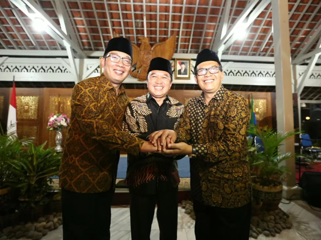 Ridwan Kamil, Muhamad Solihin dan Oded M Danial, saat almarhum Solihin jadi PJS Wali Kota Bandung pada 2018. (Humas Pemkot Bandung/Istimewa)