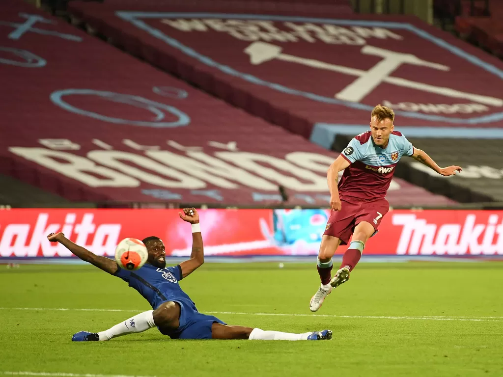 Pemain West Ham United Andriy Yarmolenko mencetak gol ketiga mereka ke gawang Chelsea, pada laga lanjutan Liga Inggris di Stadion London, Inggris, 1 Juli 2020. (Michael Regan/Pool via REUTERS)