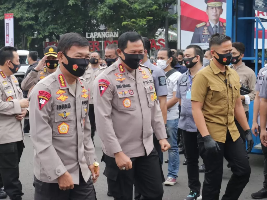 Kapolri Jenderal Polisi Idham Azis (Kiri) bersama jajarannya saat pemusnahan narkoba di Polda Metro Jaya, Jakarta, Kamis (2/7/2020). (Dok Humas Polda Metro Jaya)
