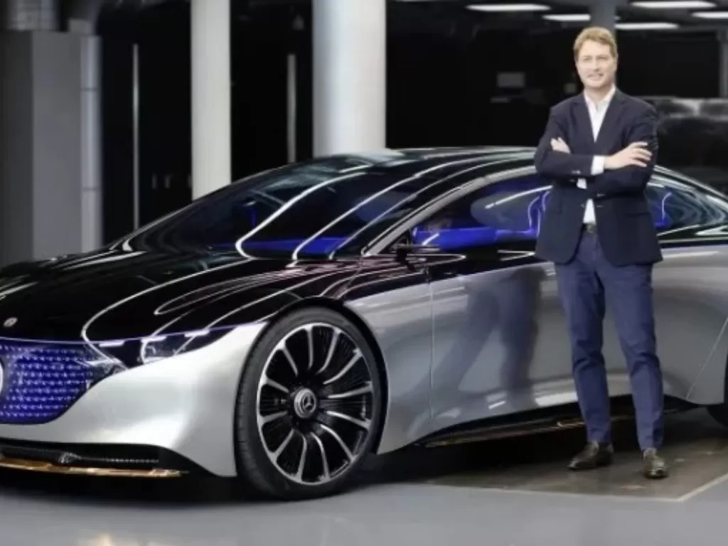 Kepala Eksekutif Daimler, Ola Kallenius bersama salah satu mobil masa depan Mercedes-Benz. (Dok.Nercedes-Benz). 
