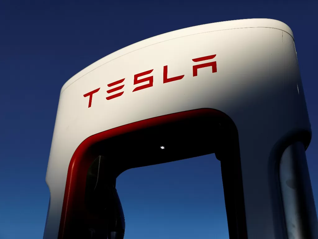 Logo pabrikan Tesla di portal pengisian daya. (REUTERS/Mike Blake)
