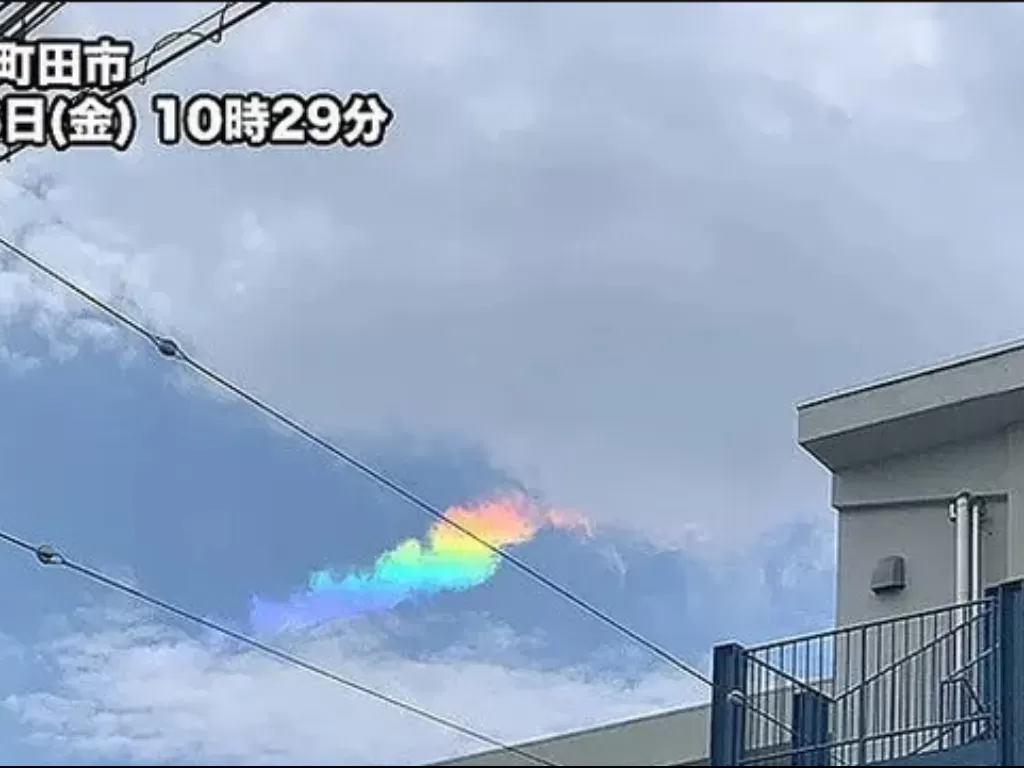 Fenomena awan unik mirip pelangi di langit Jepang. (photo/Weather News Japan)
