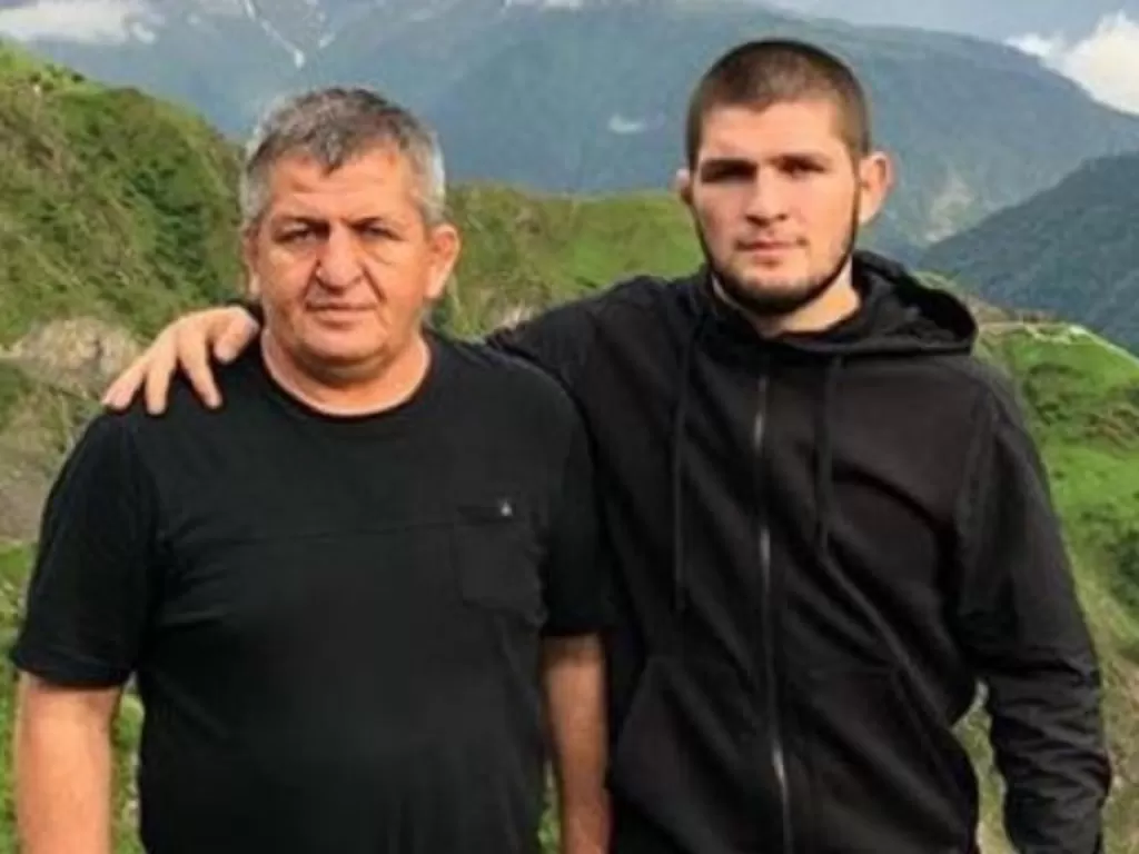 Khabib Nurmagomedov (kanan) bersama ayahnya  Abdulmanap Nurmagomedov (kiri). (photo/Instagram/@khabib_nurmagomedov)