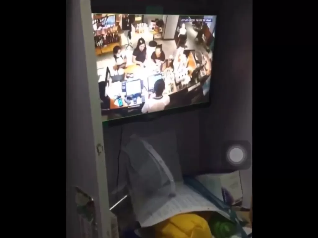 Video CCTV di Gerai Starbucks yang viral di medsos (Twitter/@LisaAbet)