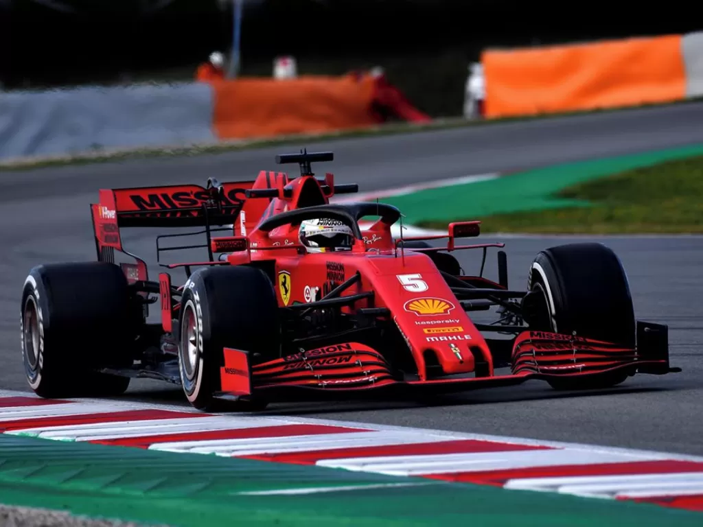 Pembalap senior Ferrari, Sebastian Vettel saat menjajal mobil balap Ferrari. (Instagram/@scuderiaferrari)