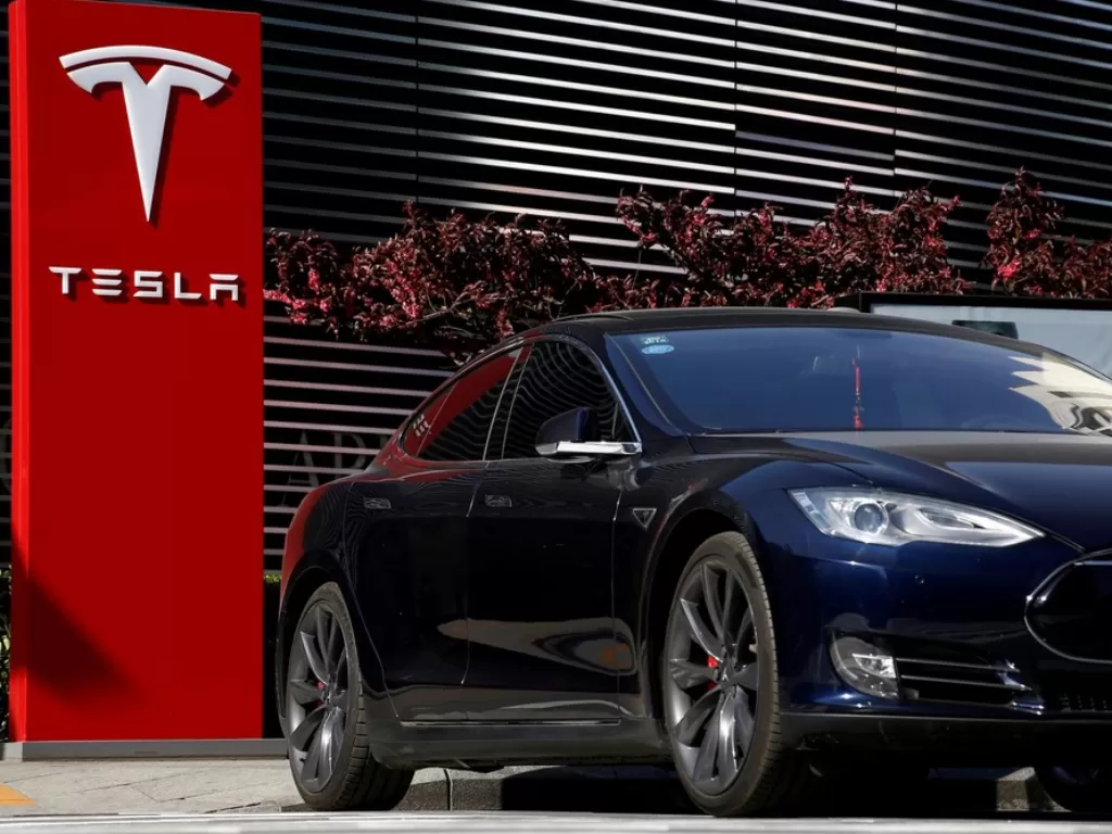 Ilustrasi mobil Tesla melakukan pengisian baterai. (REUTERS/Thomas Peter)