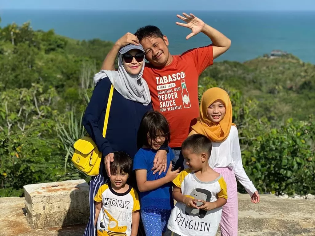 Keluarga pasangan Zaskia Adya Mecca dan Hanung Bramantyo. (Instagram/@zaskiadyamecca)