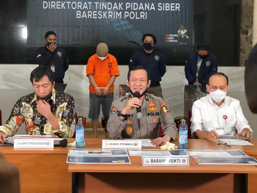 Konferensi pers Bareskrim Polri soal kasus sebaran hoaks kondisi 3 bank memburuk di Gedung Bareskrik Polri, Jakarta. (INDOZONE/Samsudhuha Wildansyah).