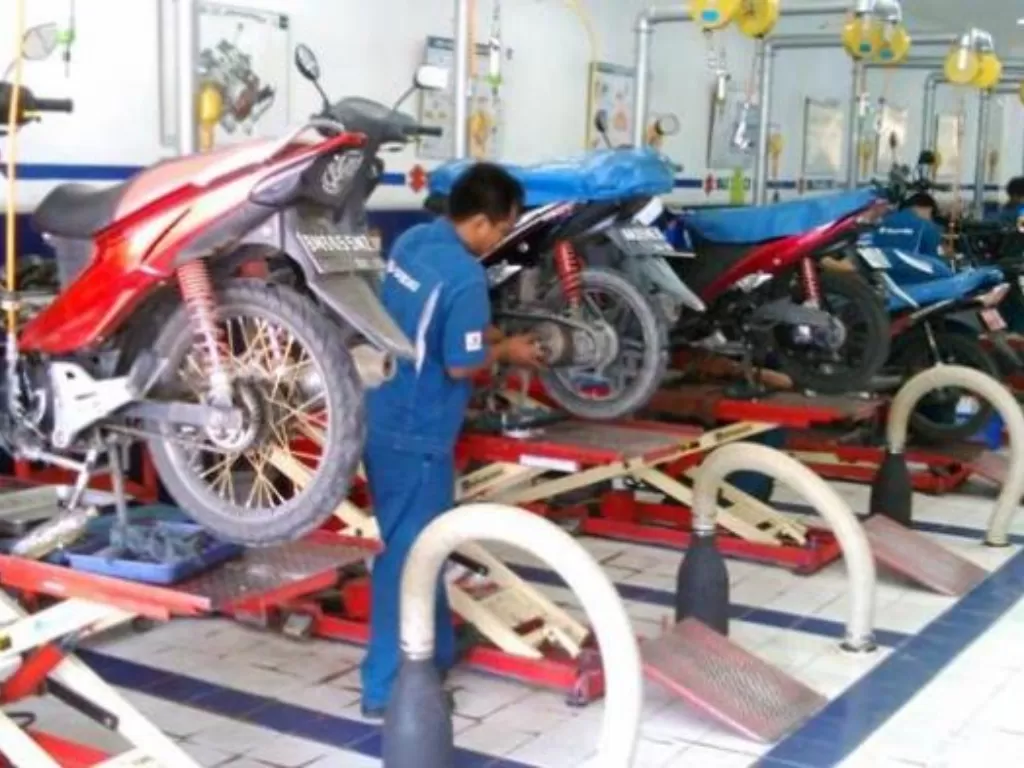 Mekanik Suzuki layani perawatan motor konsumen (Dok. Suzuki)
