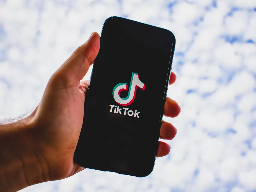 Logo aplikasi TikTok di smartphone (photo/Unsplash/Kon Karampelas)