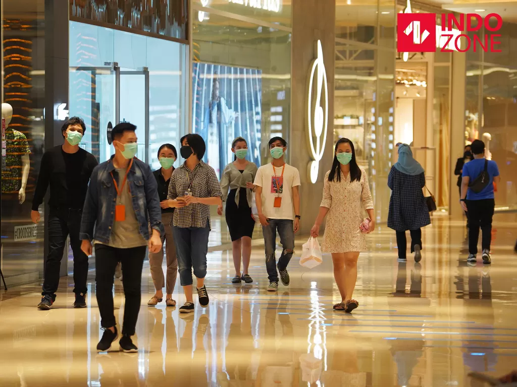 Warga dengan mengenakan masker di wajahnya berkunjung saat hari pertama pembukaan kembali pusat perbelanjaan di Mall Central Park, Jakarta, Senin (15/6/2020). (INDOZONE/Arya Manggala)
