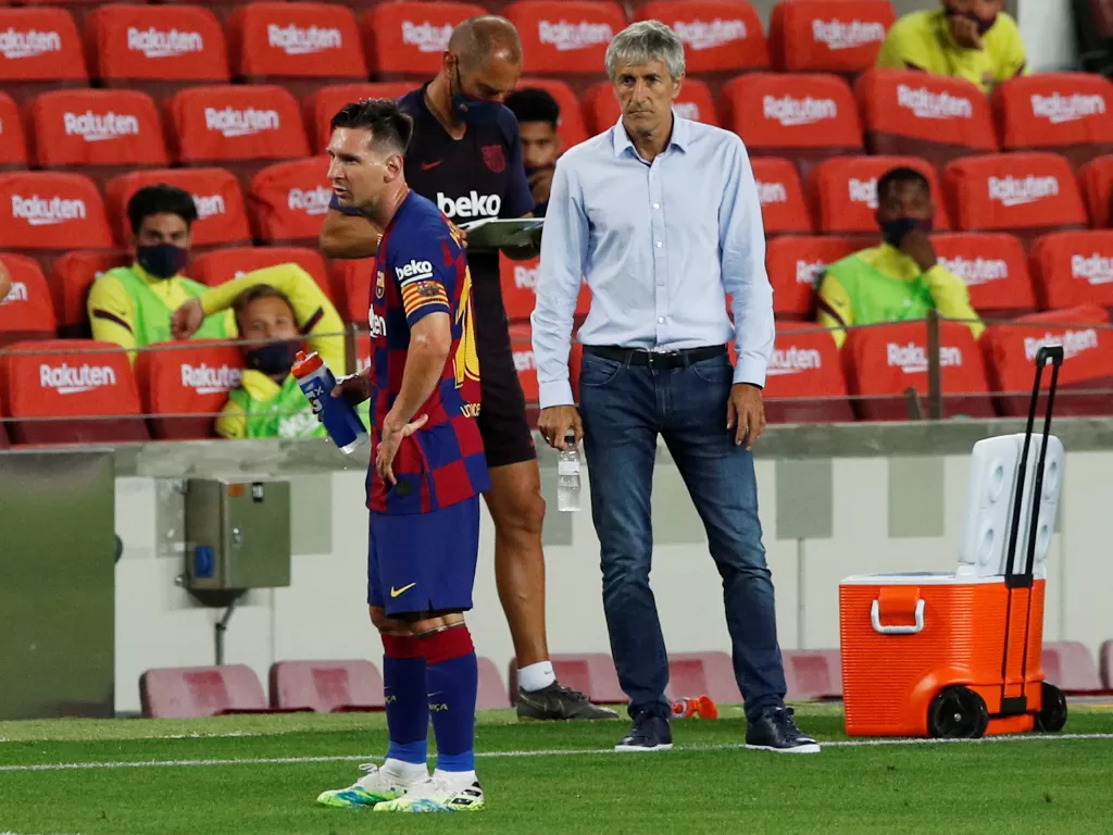 Pelatih Barcelona, Quique Setien dan Lionel Messi. (REUTERS/Albert Gea)