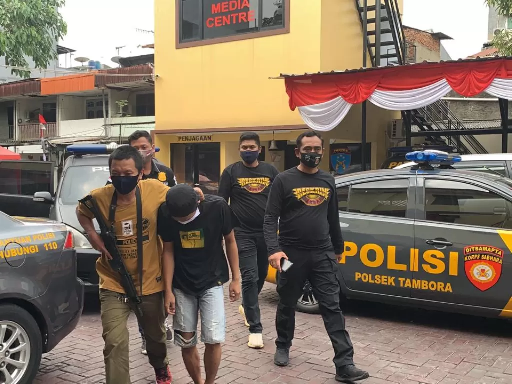Pelaku pembacokan dalam tawuran di Tambora berhasil diringkus polisi di Cilacap setelah buron dua bulan. (Humas Polres Metro Jakarta Barat)