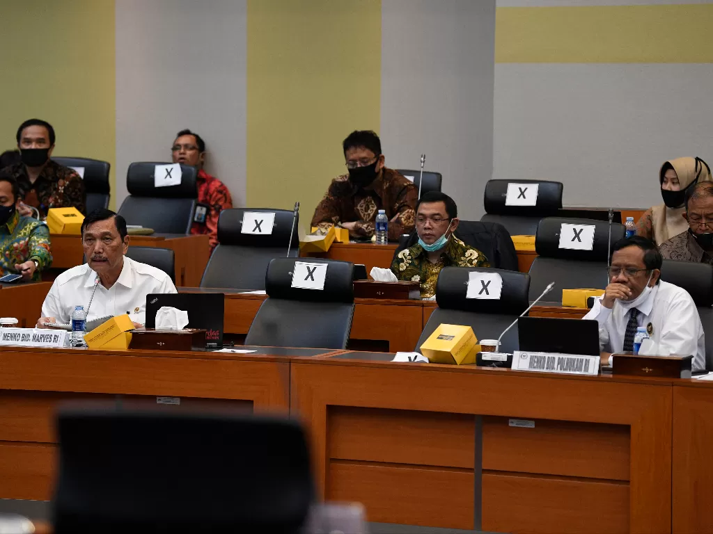 Menko Bidang Kemaritiman dan Investasi Luhut Panjaitan bersama Menkopolhukam Mahfud MD mengikuti rapat kerja bersama Badan Anggaran DPR di Kompleks Parlemen Senayan, Jakarta, Senin (22/6/2020). (Photo/ANTARA FOTO/Puspa Perwitasari)