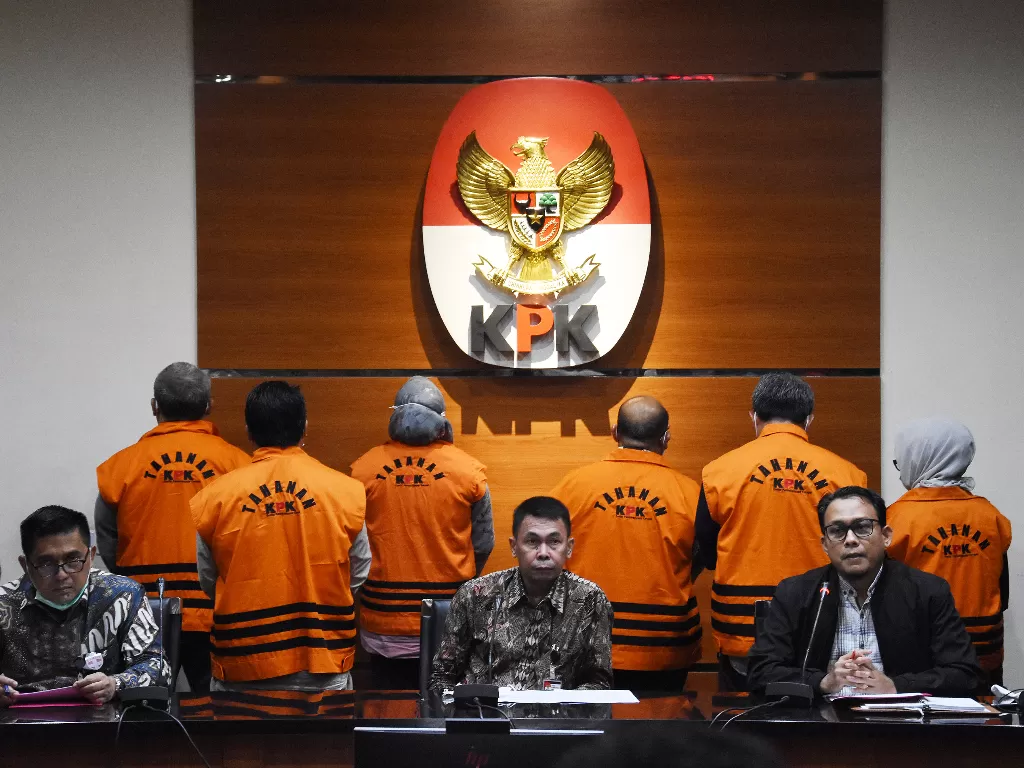Wakil Ketua KPK Nawawi Pomolango (tengah) didampingi Deput Penindakan Karyoto (kiri) dan Juru Bicara Ali Fikri (kanan) menunjukkan tersangka pasca Operasi Tangkap Tangan (OTT) Bupati Kutai Timur di Gedung KPK, Jakarta, Jumat (3/7/2020). (Photo/ANTARA FOTO