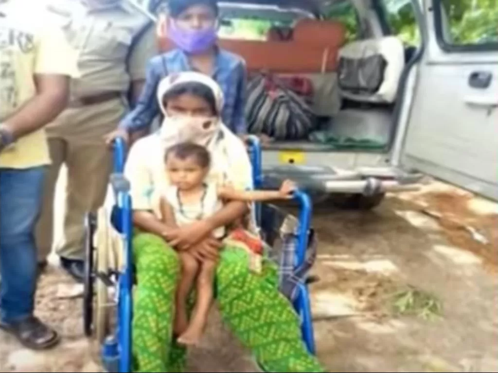 Bocah 10 tahun mendorong kursi rodanya demi pulang kampung. (The New Indian Express)