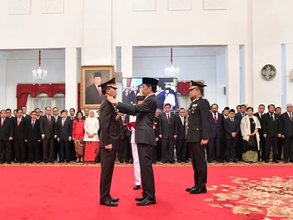 Presiden Joko Widodo melantik Kapolri Idham Azis. (Foto: presidenri.go.id)