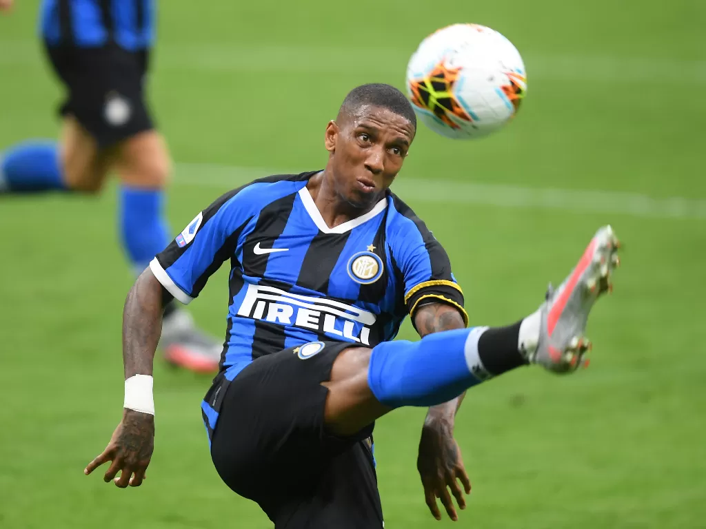 Bek Inter Milan, Ashley Young. (REUTERS/Daniele Mascolo)