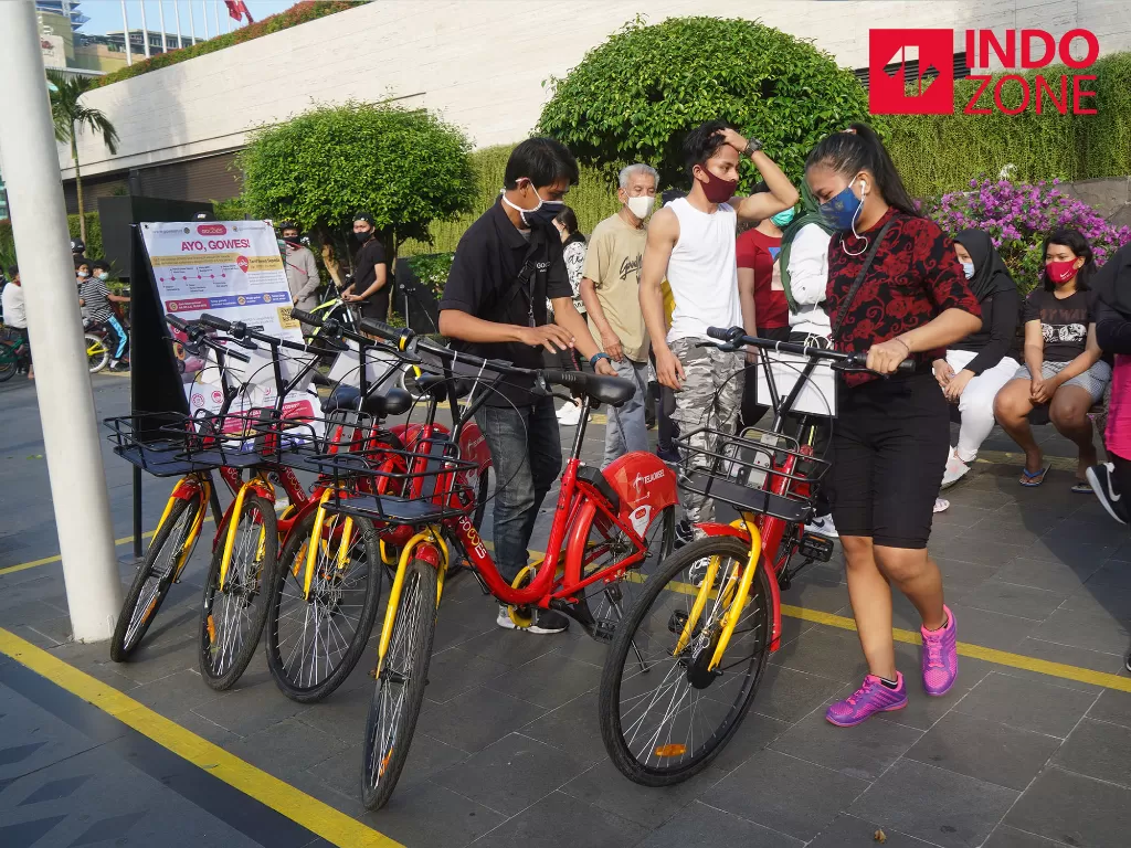 Warga mencoba layanan sepeda Gowes (Bike Sharing) di titik parkir sepeda Gowes, Bundaran HI, Jakarta, Minggu, (5/7/2020). (INDOZONE/Arya Manggala)