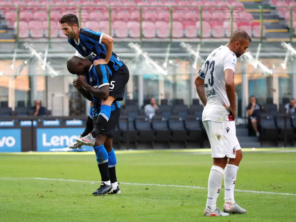 Romelu Lukaku dan Roberto Gagliardini melakukan selebrasi gol. (REUTERS/Alessandro Garofalo)