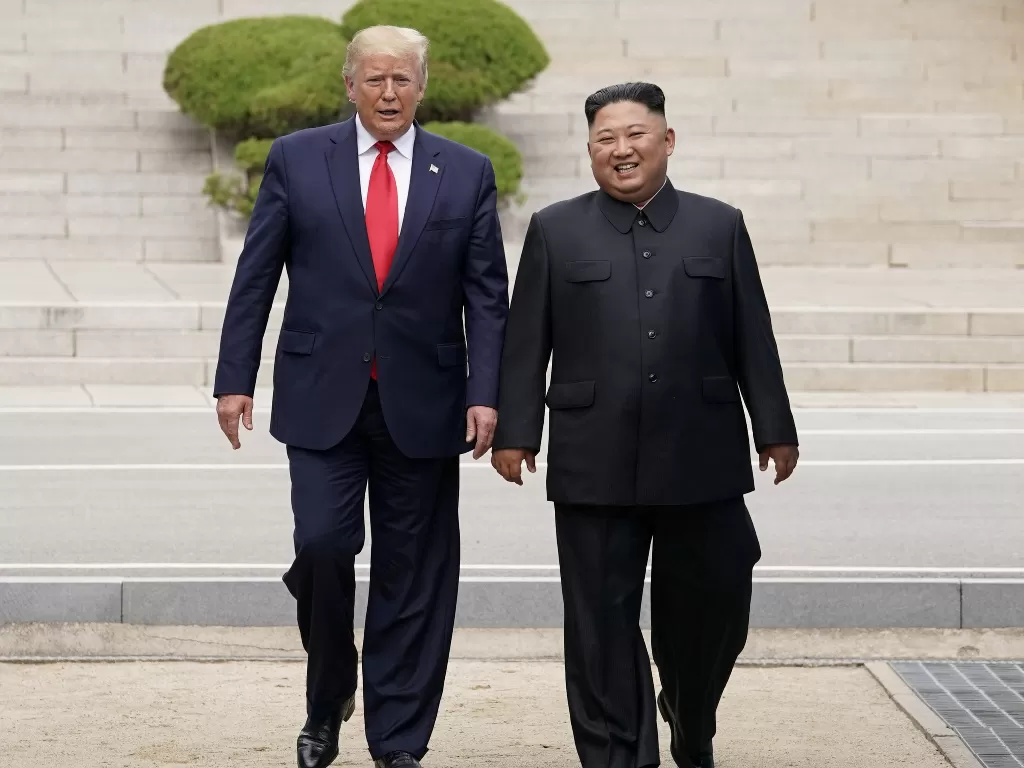Presiden AS Donald Trump saat bertemu dengan pemimpin Korea Utara Kim Jong Un di Panmunjom, Korea Selatan, 30 Juni 2019. (REUTERS/Kevin Lamarque/File Foto)
