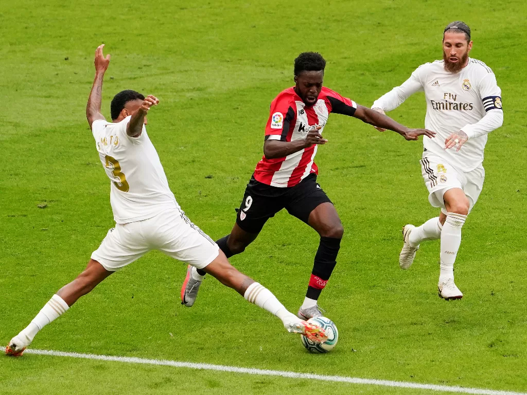 Pemain Athletic Bilbao tengah dikawal dua pemain Real Madrid. (REUTERS/Vincent West)