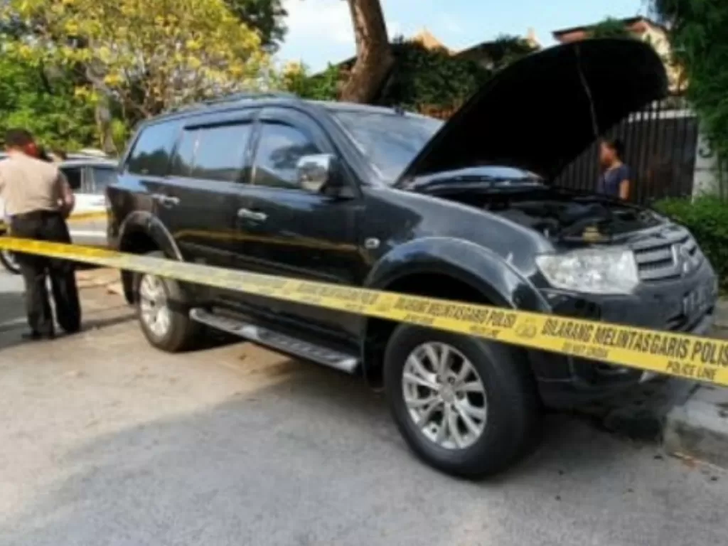 Mobil yang menjadi sasaran ledakan diduga bom rakitan di Jalan Adiwinata, Menteng, Jakarta Pusat, Minggu (5/7/2020). (photo/ANTARA/HO-Dokumentasi Bongga Wangga)