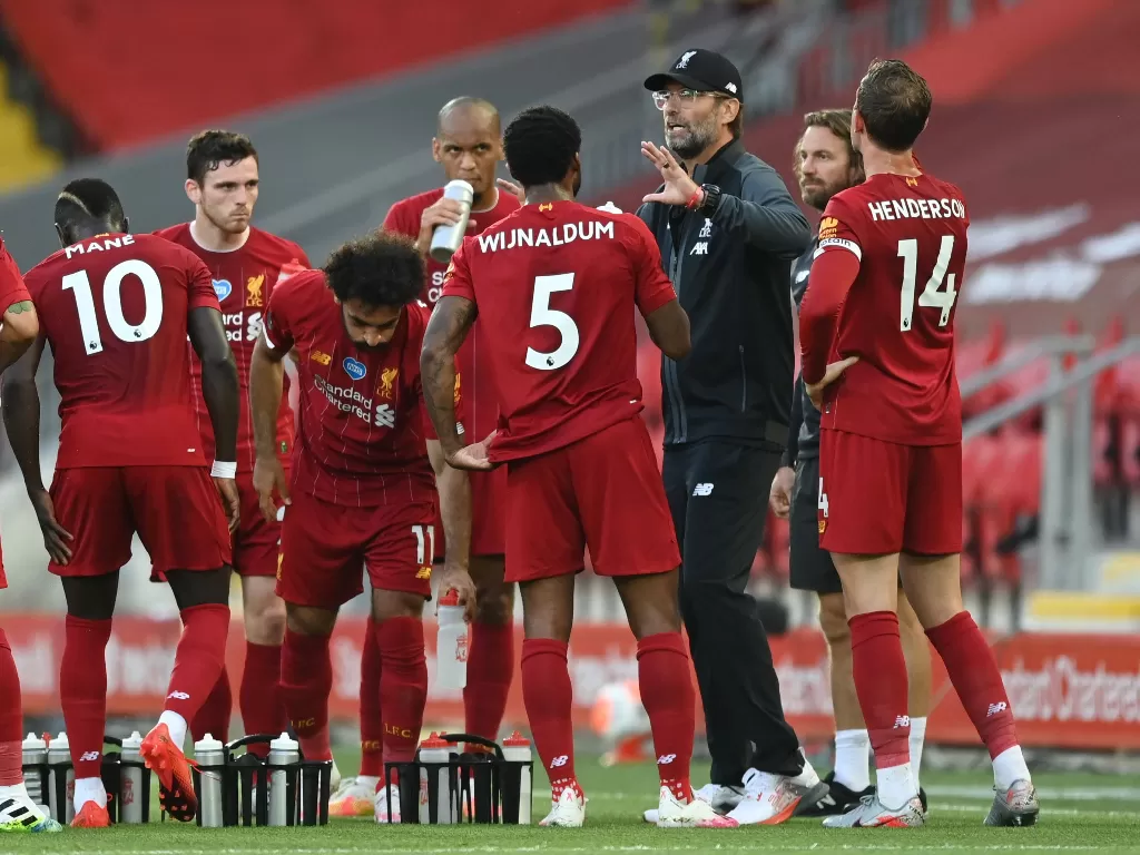 Pelatih Liverpool, Juergen Klopp saat memberi arahan kepada para pemainnya. (Shaun Botterill/Pool via REUTERS)