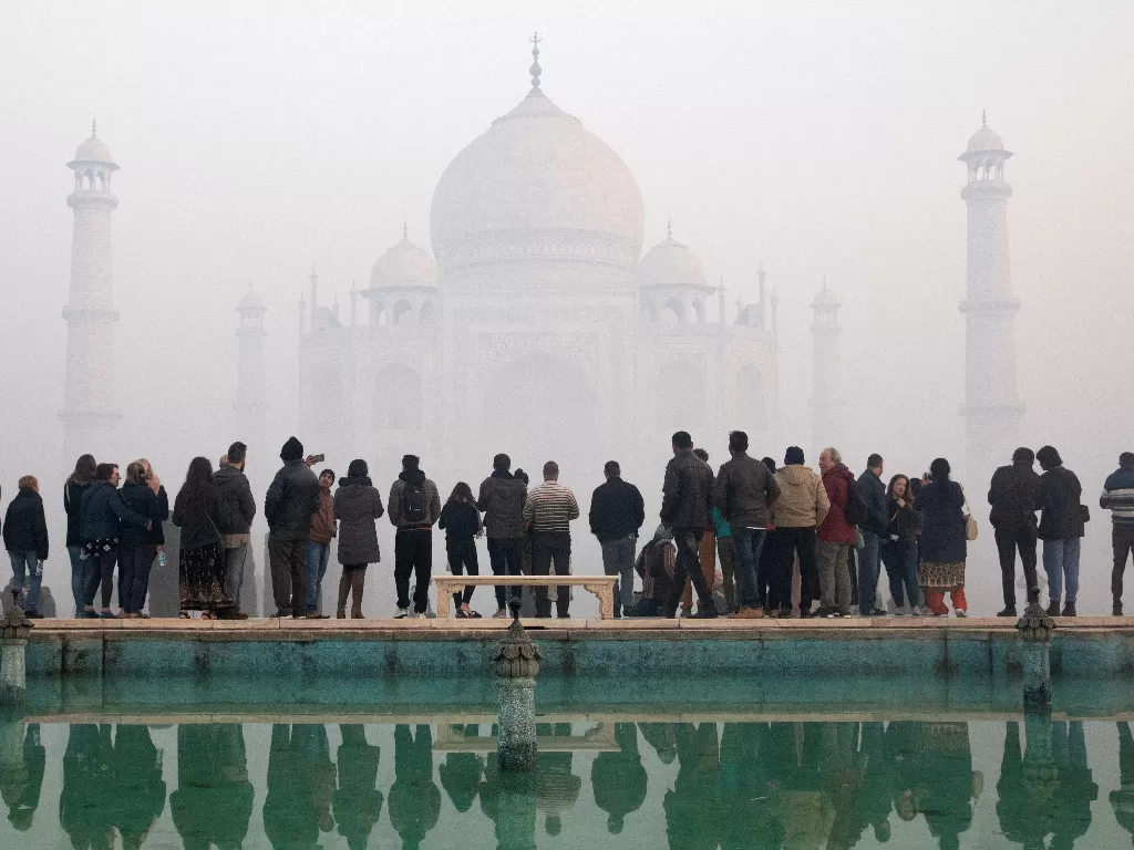  Pengunjung saat berada di tempat bersejarah Taj Mahal, India pada January 12, 2019. (photo/REUTERS/Andrew Kelly./File Photo)