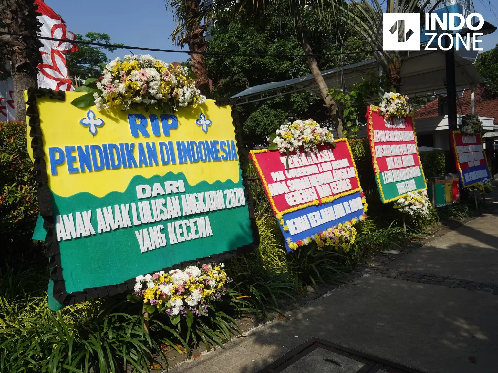 Karangan bunga protes PPDB di depan gedung Balai Kota DKI, Jakarta Pusat, Senin (6/7/2020). (INDOZONE/Arya Manggala)
