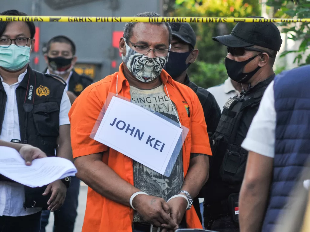 John Kei memperagakan reka ulang perencanaan penyerangan di Bekasi, Jawa Barat, Senin (6/7/2020). (ANTARA FOTO/ Fakhri Hermansyah)