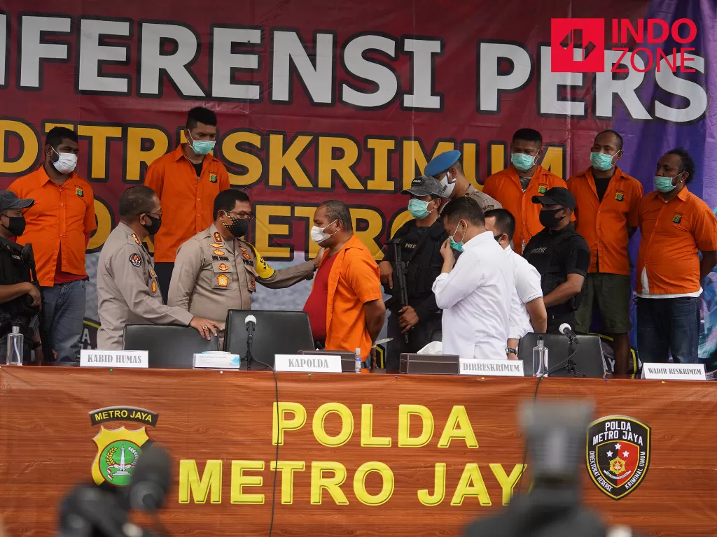 John Kei dihadirkan polisi saat menggelar rilis di Polda Metro Jaya, Jakarta, Senin (22/6/2020). (INDOZONE/Arya Manggala)