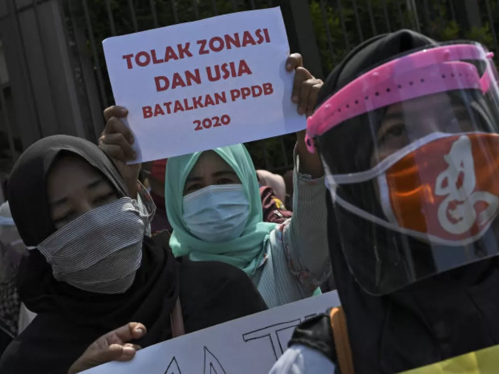 Sejumlah orang tua murid berunjuk rasa di depan kantor Kemendikbud, Jakarta. (ANTARA FOTO/Wahyu Putro A)