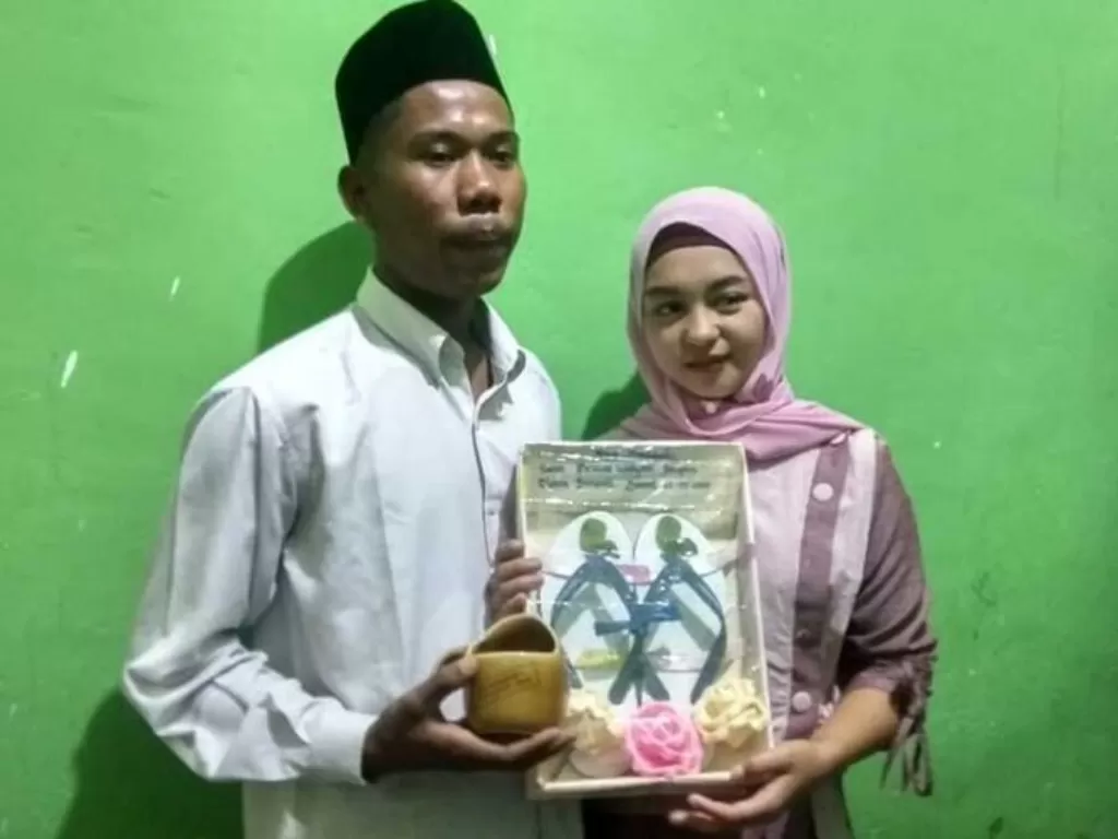 Pria Lombok Firman Wahyudi menikah dengan mahar sendal jepit dan segelas air. (Istimewa)