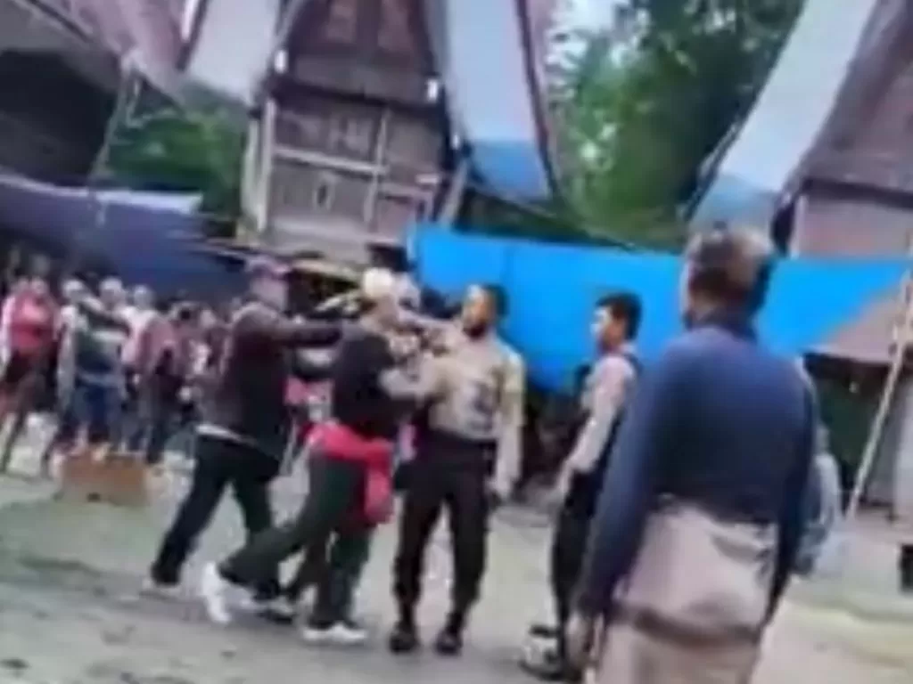 Cuplikan video viral seorang lelaki mengamuk dan coba serang polisi saat membubarkan perjudian sabung ayam.
