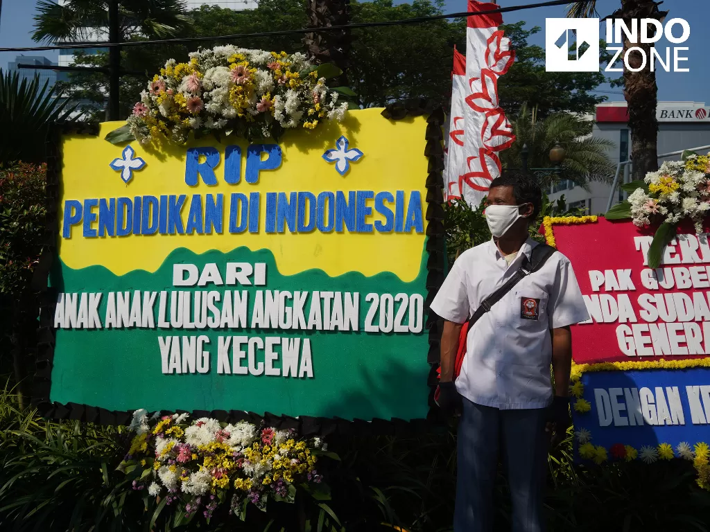 Karangan bunga protes PPDB di depan gedung Balai Kota DKI, Jakarta Pusat, Senin (6/7/2020). (INDOZONE/Arya Manggala) 